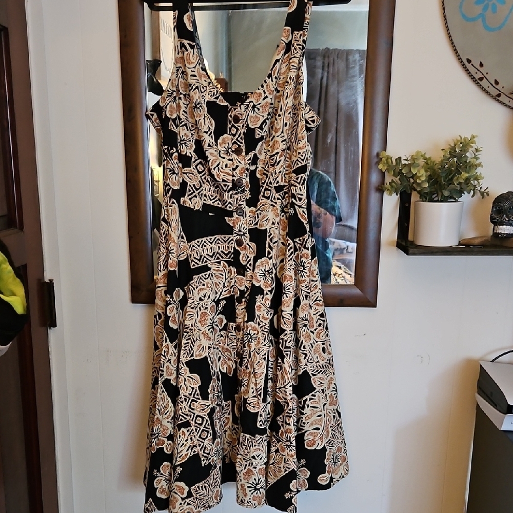 Elegant Black and Cream Patterned Dress